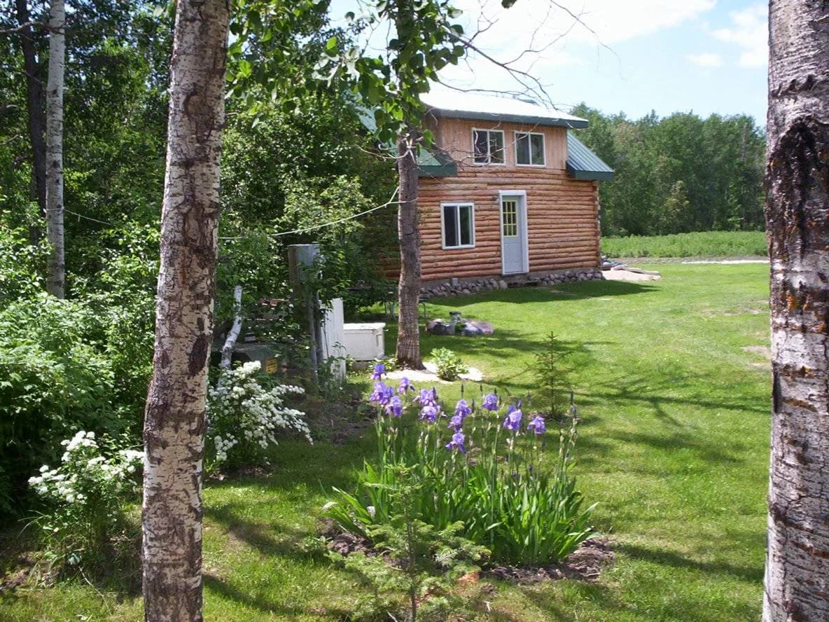 Quaint country cabin (shared with host)